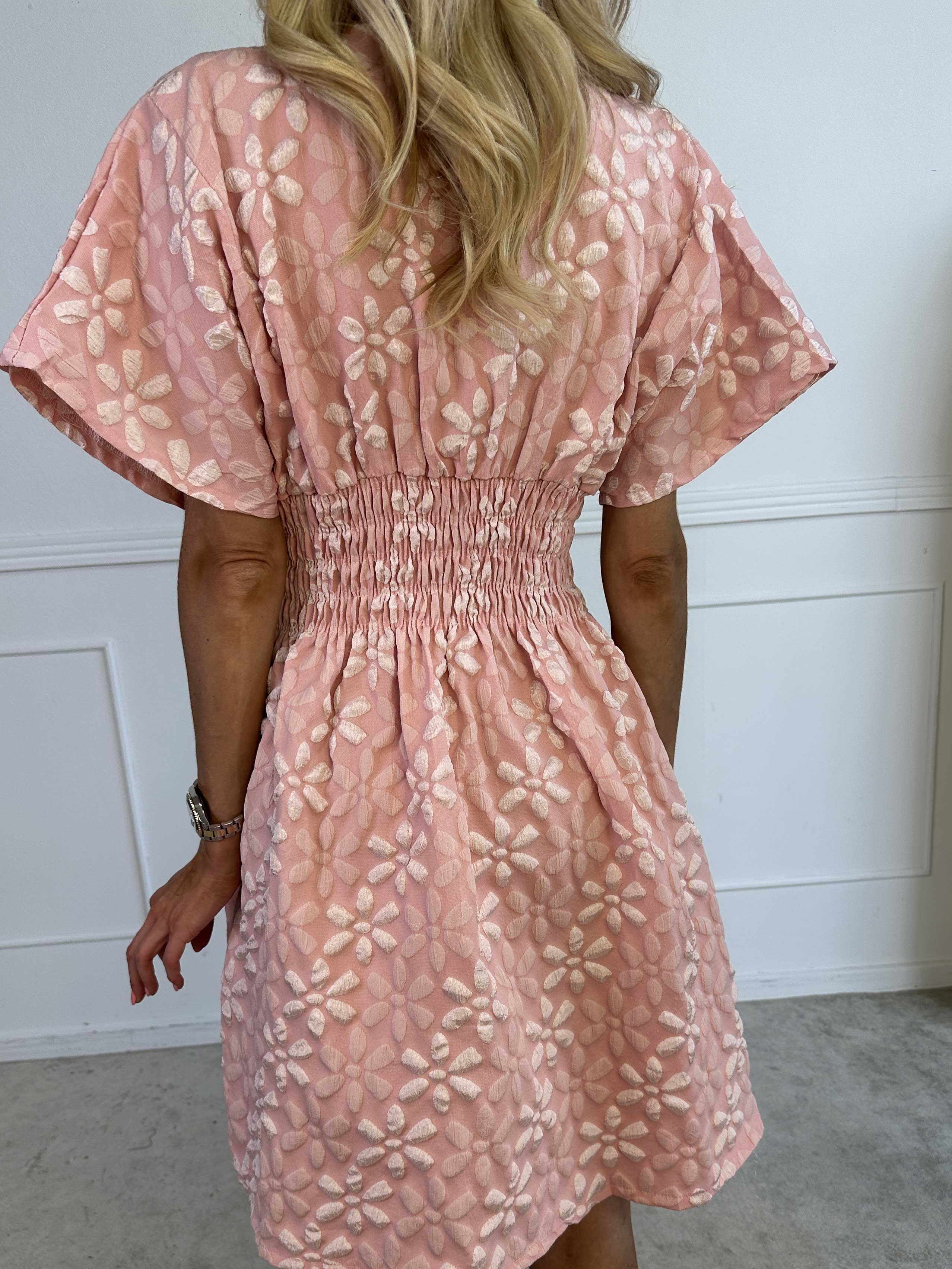 Pams Bloom Short - Feminin klänning med blomstermotiv